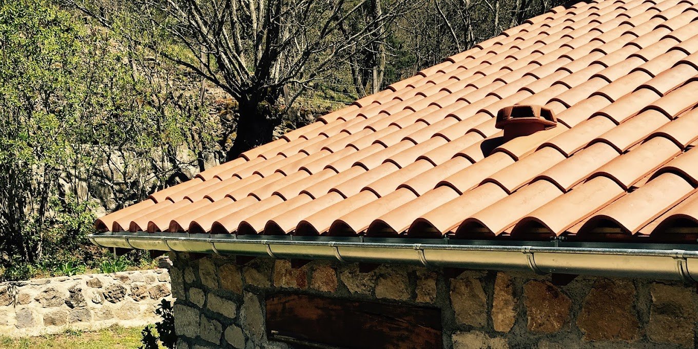Pose de gouttières lors d'une rénovation toiture Yerres pour évacuation des eaux