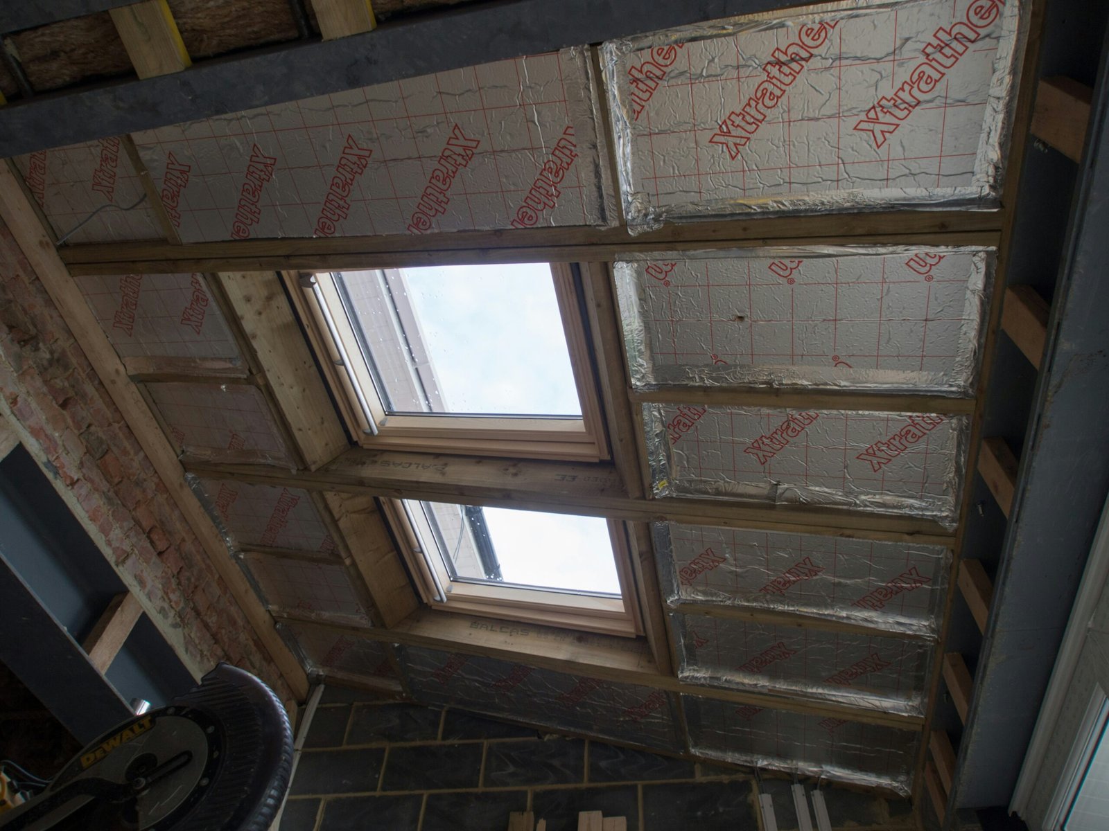 Pose de Velux lors d'une rénovation toiture Yerres pour apporter lumière et confort