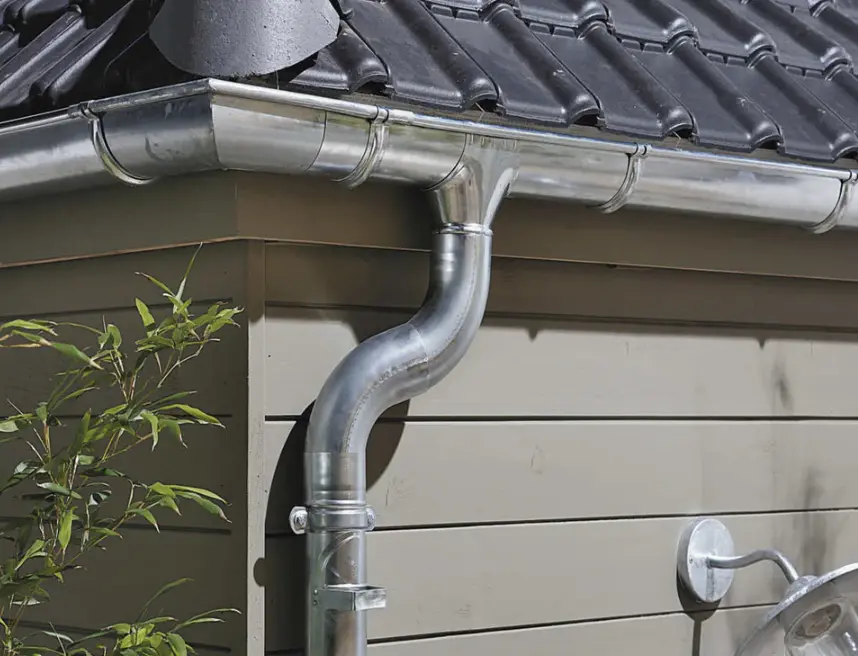 Pose de gouttières par zingueur Yerres pour évacuation des eaux pluviales