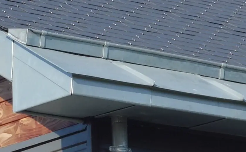 Pose de gouttière nantaise par zingueur Yerres