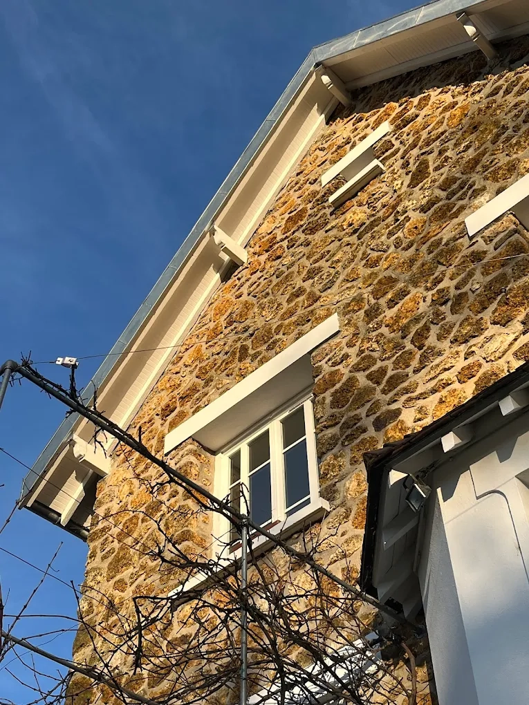 Ravalement façade Yerres avec peinture des saillies et dessous de toit